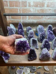 الأحجار الكريمة والحلي: عالم من الجمال والتميز