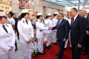 محافظ الدقهلية يضع اكليل الزهور على النصب التذكاري للشهداء احتفالا بذكرى انتصارات أكتوبر المجيدة