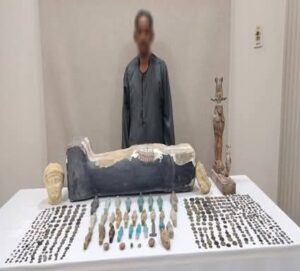 الداخلية تنجح في ضبط مزارع  بحوزته 533 قطعة أثرية بقصد الإتجار