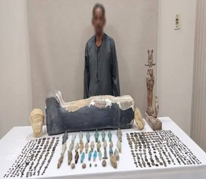 الداخلية تنجح في ضبط مزارع  بحوزته 533 قطعة أثرية بقصد الإتجار