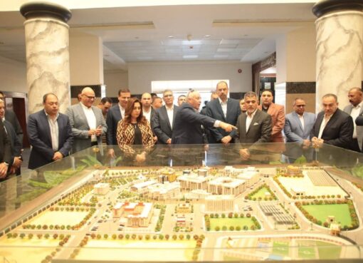 وزيرا التنمية المحلية والزراعة ومحافظ الوادي الجديد يتفقدون مجمع المصالح الحكومية للخدمات الذكية بالخارجة وزيرا التنمية المحلية والزراعة ومحافظ الوادي الجديد يتفقدون مجمع المصالح الحكومية للخدمات الذكية بالخارجة