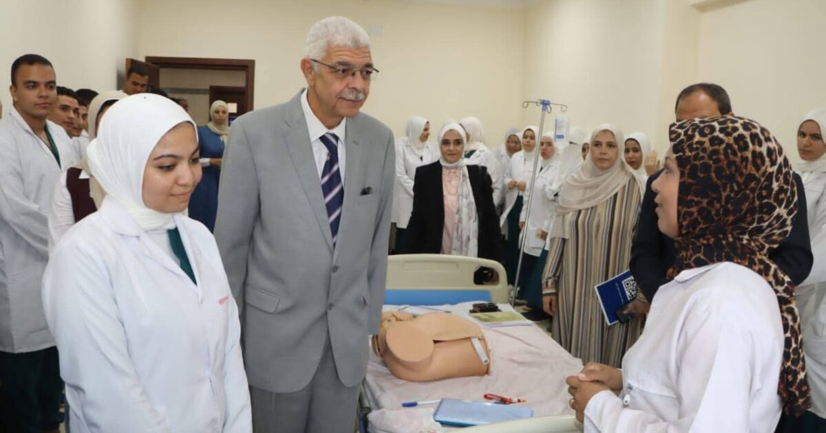 رئيس جامعة المنوفية يتفقد مستشفى منشأة سلطان الجامعي 