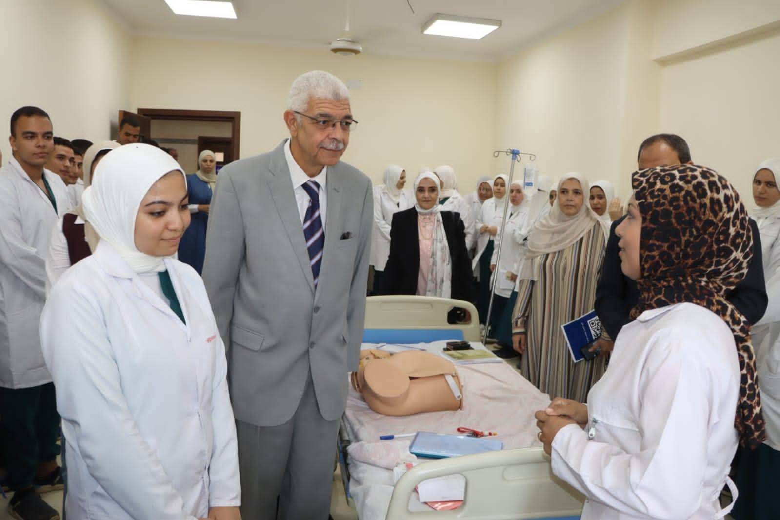 رئيس جامعة المنوفية يتفقد مستشفى منشأة سلطان الجامعي 
