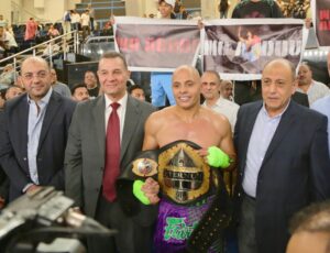 البطل العالمي محمد عبده يتوج بلقب بطل العالم للملاكمة العربية بالضربة القاضية