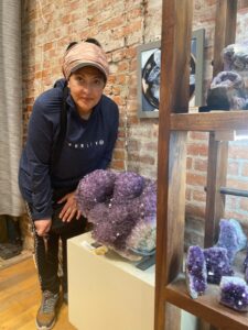 الأحجار الكريمة والحلي: عالم من الجمال والتميز