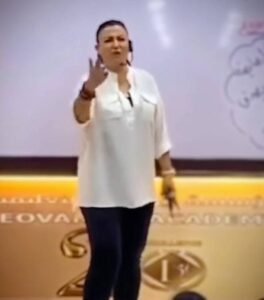 معلمة تشعل الغضب بعبارة         كل،، الرجالة اندال ،،