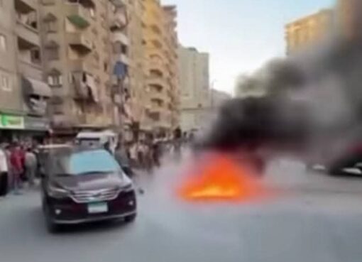 اندلع حريق في سيارة من نوع سوزوكي بشارع 45 بعد النفق في شرق الإسكندرية