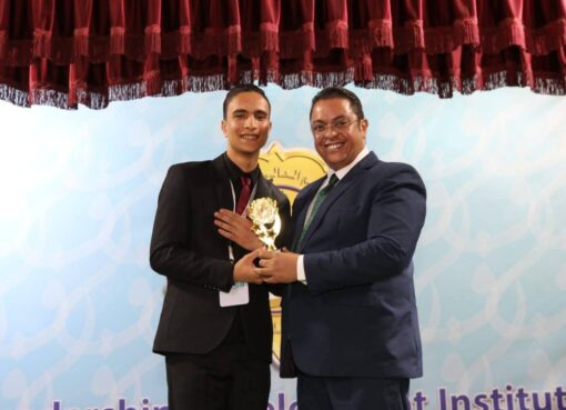 تكريم الطالب يوسف الشاذلي الفائز بمسابقة تصميم أفضل لوجو لقطاع الأنشطة الطلابية