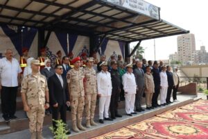 محافظ القليوبية يضع إكليل الزهور على النصب التذكاري للجندي المجهول بمدينة بنها.