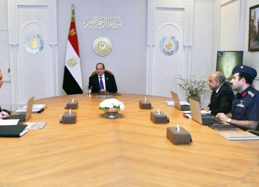 الرئيس السيسى يجتمع برئيس الوزراء وعدد من الوزراء والمسؤولين