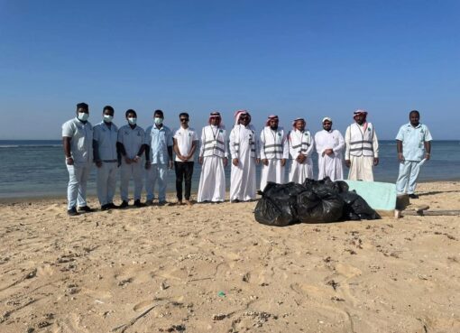 بيئة رابغ وجامعة الملك عبدالعزيز تنظمان مبادرة لتنظيف شاطئ الجامعة تعزيزًا للوعي البيئي وحماية البيئة البحرية