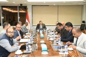 وزير الإسكان يتابع مشروعات المرافق والكهرباء بالمناطق الصناعية بعدد من المدن الجديدة