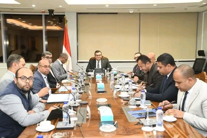 وزير الإسكان يتابع مشروعات المرافق والكهرباء بالمناطق الصناعية بعدد من المدن الجديدة