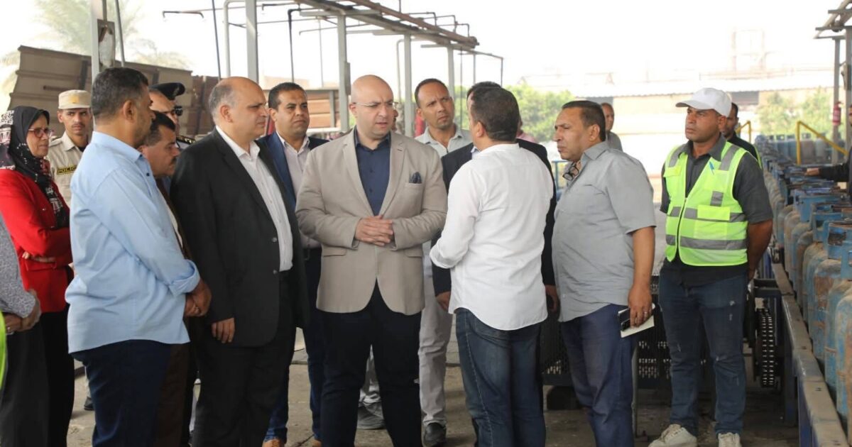محافظ بني سويف يتفقد مصنع غاز النيل لتعبئة وتوزيع أسطوانات البوتاجاز 