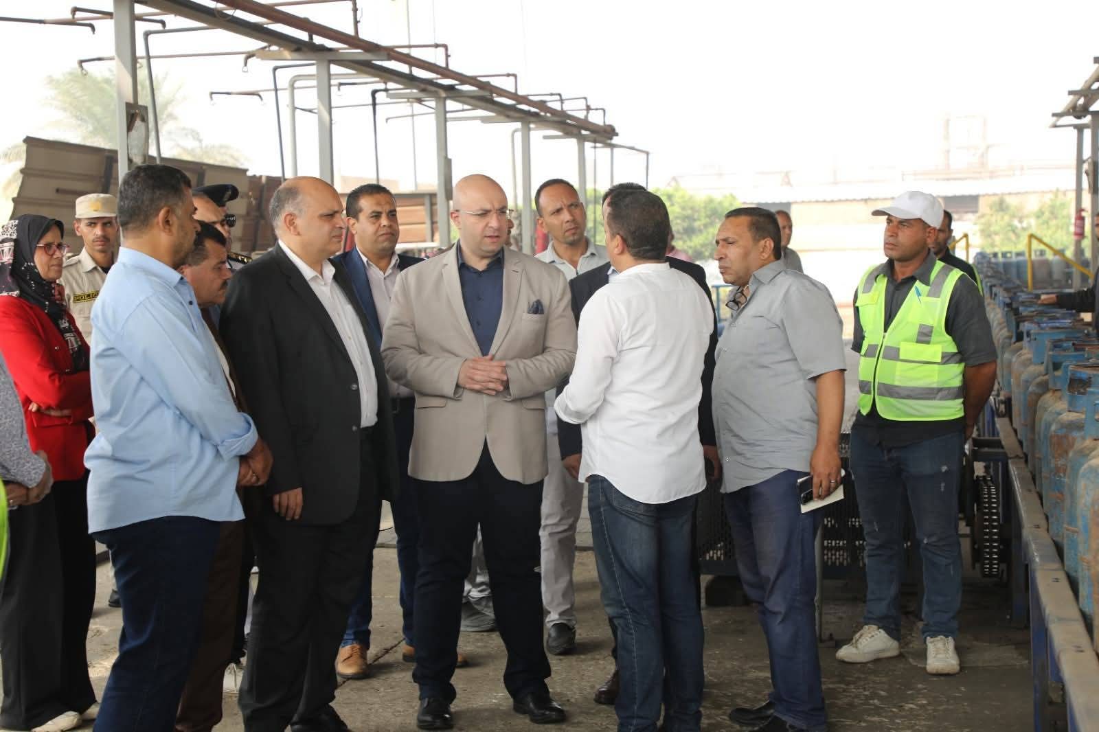 محافظ بني سويف يتفقد مصنع غاز النيل لتعبئة وتوزيع أسطوانات البوتاجاز 