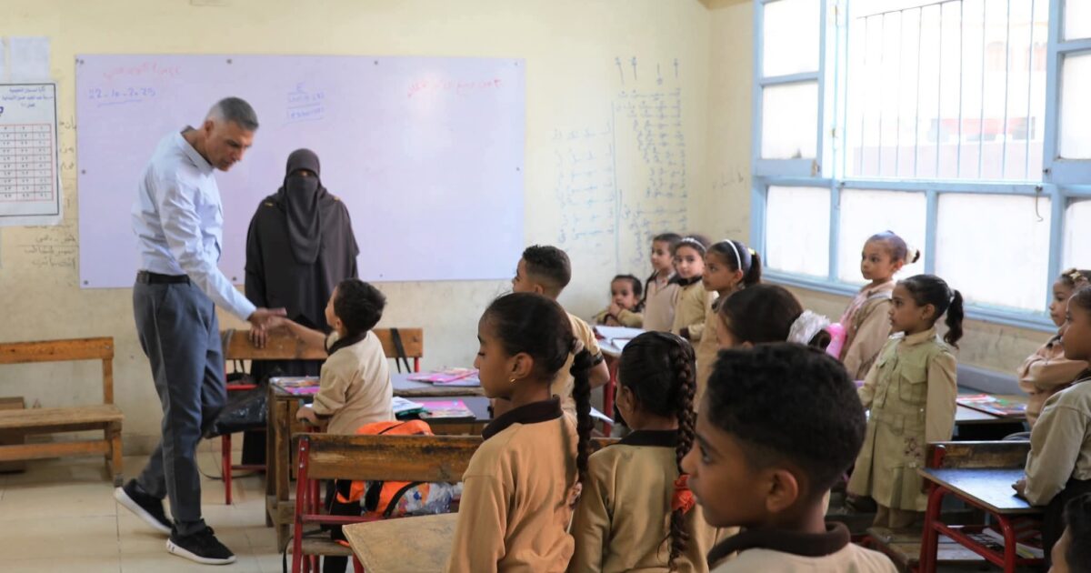 محافظ أسوان يتفقد عدد من المدارس لمتابعة إنتظام العملية التعليمية 