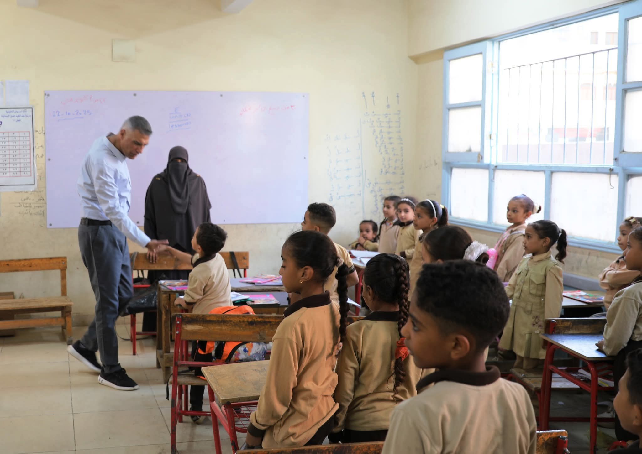 محافظ أسوان يتفقد عدد من المدارس لمتابعة إنتظام العملية التعليمية 