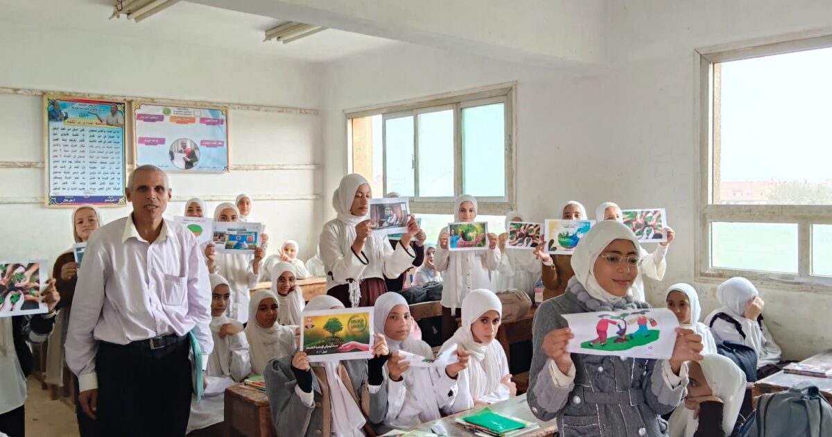 طلاب فصل 2 / 3 بمدرسة أبو عوالي الإعدادية المشتركة يفعلون مبادرات الرئيس السيسي “تحضر الأخضر” و“حياة كريمة” في درس وطني متميز