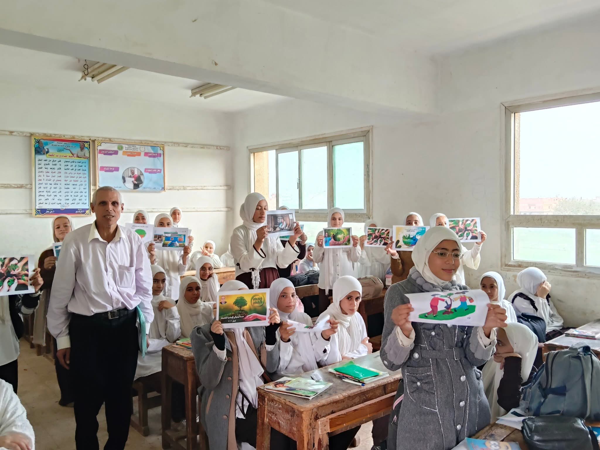 طلاب فصل 2 / 3 بمدرسة أبو عوالي الإعدادية المشتركة يفعلون مبادرات الرئيس السيسي “تحضر الأخضر” و“حياة كريمة” في درس وطني متميز