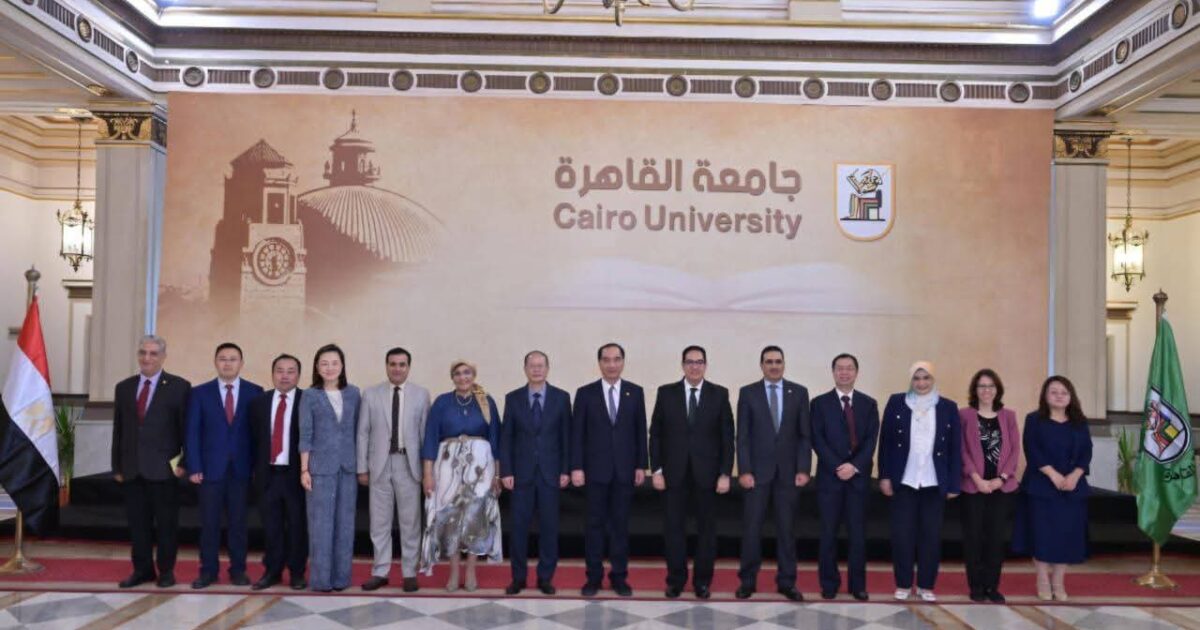 رئيس جامعة القاهرة يستقبل رئيس جامعة بكين لبحث تعزيز التعاون المشترك بين الجامعتين. 