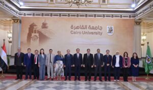 رئيس جامعة القاهرة يستقبل رئيس جامعة بكين لبحث تعزيز التعاون المشترك بين الجامعتين. 