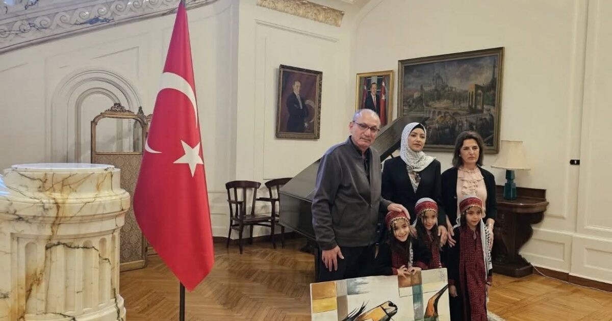 سفير تركيا بالقاهرة.. فايزة الغزّية ترسم صمود غزة ولوحاتها تنطق قبل الكلمات