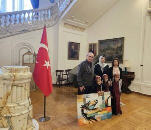 سفير تركيا بالقاهرة.. فايزة الغزّية ترسم صمود غزة ولوحاتها تنطق قبل الكلمات