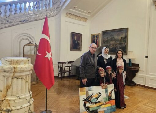 سفير تركيا بالقاهرة.. فايزة الغزّية ترسم صمود غزة ولوحاتها تنطق قبل الكلمات