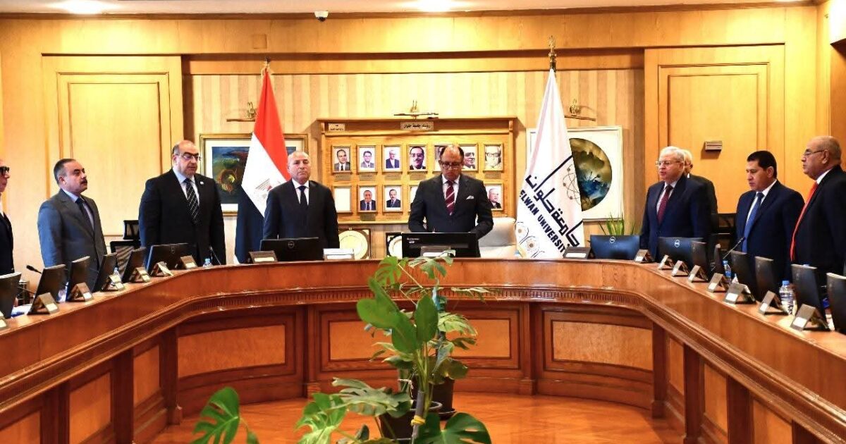 مجلس جامعة حلوان يقف دقيقة حداد على أرواح أساتذته الراحلين ويوجه تخليد ذكراهم