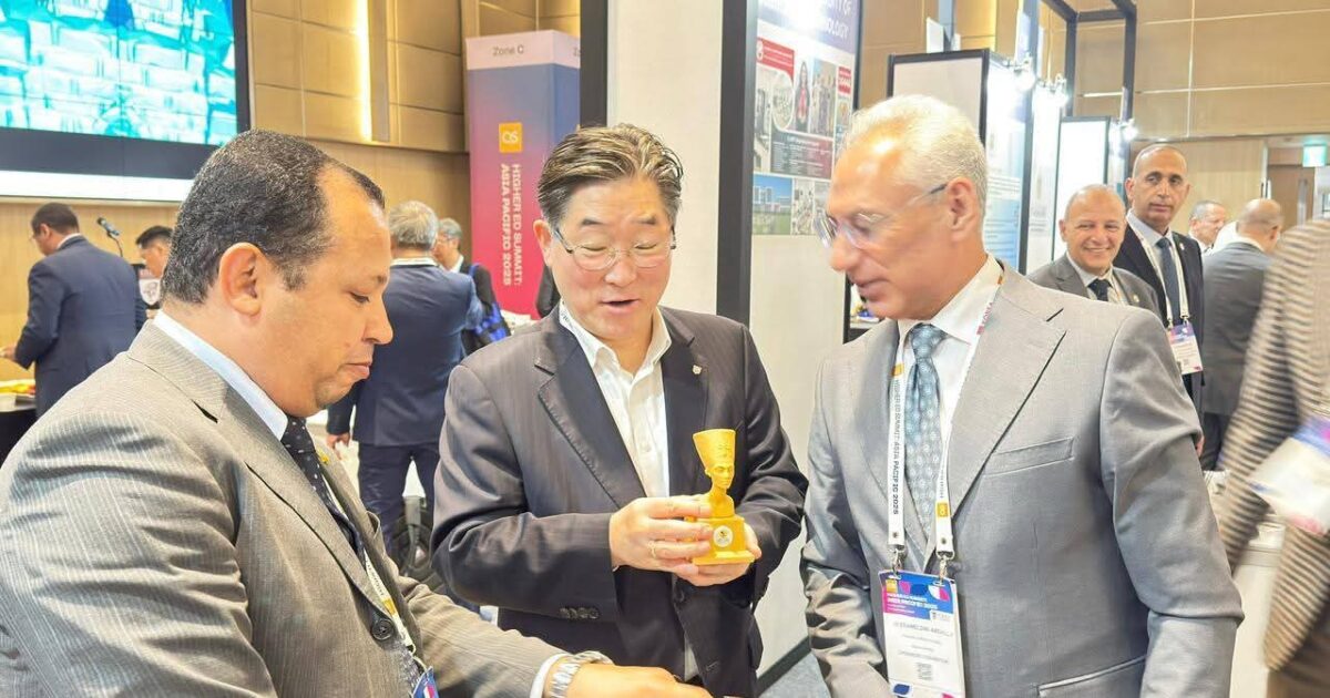 استمرارًا لمشاركة جامعة المنيا في مؤتمر التعليم العالي بسيول د عصام فرحات يلتقى مع عدد من قادة الجامعات