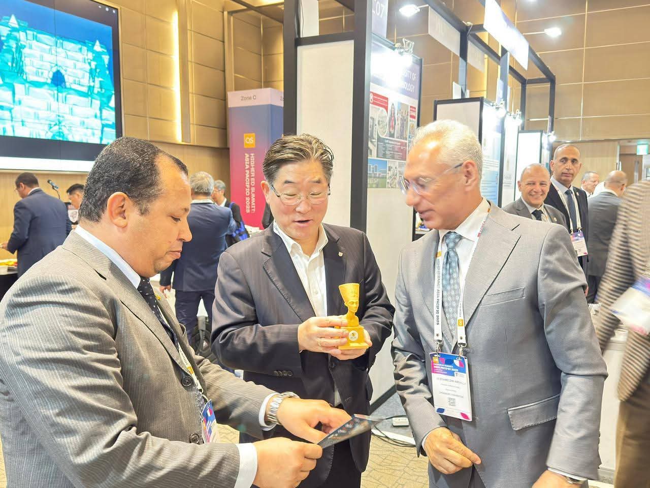 استمرارًا لمشاركة جامعة المنيا في مؤتمر التعليم العالي بسيول د عصام فرحات يلتقى مع عدد من قادة الجامعات 