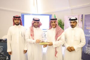 بحضور سمو الأمير بدر بن فهد آل سعود، د. ناصر البكر يلقي محاضرة بعنوان “السياحة في عيون الأدب”