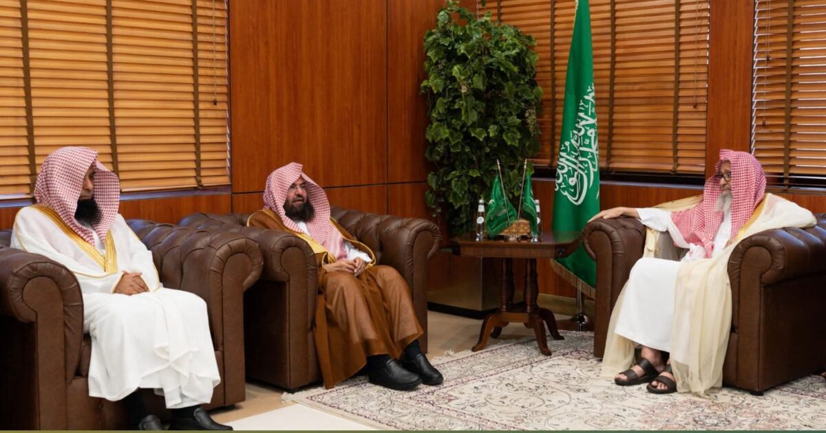 سماحة المفتي العام للمملكة يستقبل معالي رئيس الشؤون الدينية وعددا من أصحاب الفضيلة أئمة وخطباء مؤذن الحرمين الشريفين