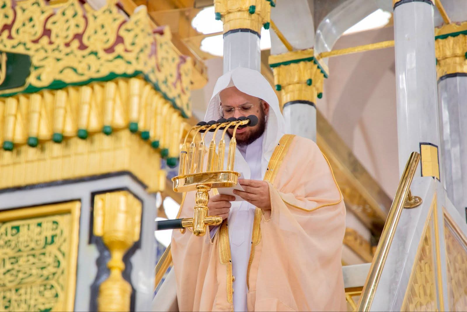 فضيلة الشيخ الدكتور عبدالمحسن القاسم يؤم المصلين لصلاة الجمعة بالمسجد النبوي