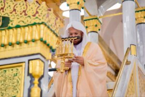 فضيلة الشيخ الدكتور عبدالمحسن القاسم يؤم المصلين لصلاة الجمعة بالمسجد النبوي