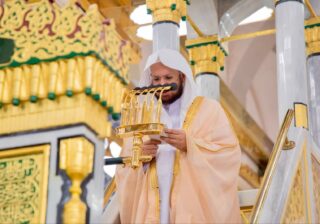 فضيلة الشيخ الدكتور عبدالمحسن القاسم يؤم المصلين لصلاة الجمعة بالمسجد النبوي