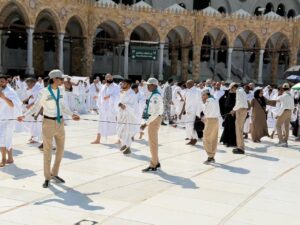 كشافة تعليم مكة تشارك في تنظيم وتفويج الحشود بالمسجد الحرام