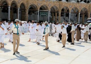 كشافة تعليم مكة تشارك في تنظيم وتفويج الحشود بالمسجد الحرام