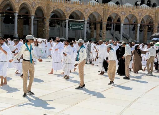 كشافة تعليم مكة تشارك في تنظيم وتفويج الحشود بالمسجد الحرام