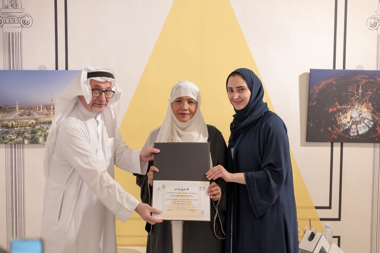 امرأة سعودية تحلق في الفضاء لترصد بعدستها أروع المشاهد من الحرمين والمشاعر المقدسة