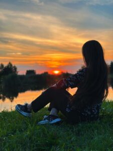 حين يصمت النور وتتكلم العتمة