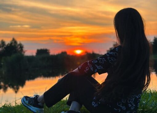 حين يصمت النور وتتكلم العتمة