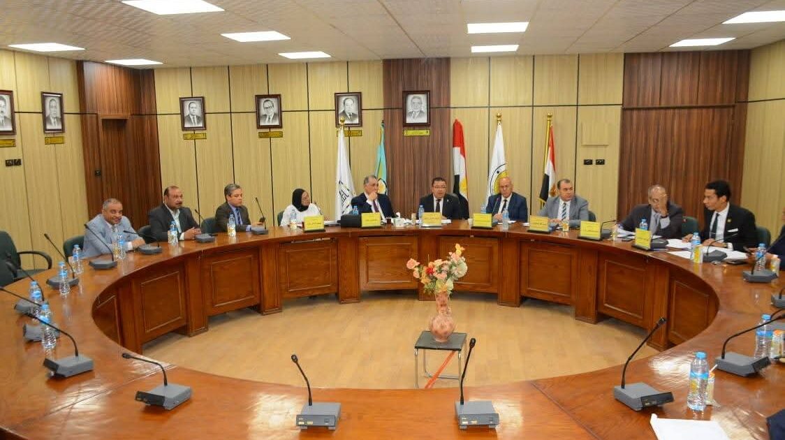 مجلس إدارة مركز التحكيم بكلية الحقوق بجامعة أسيوط يناقش خطة عمل المركز خلال الفترة المقبلة