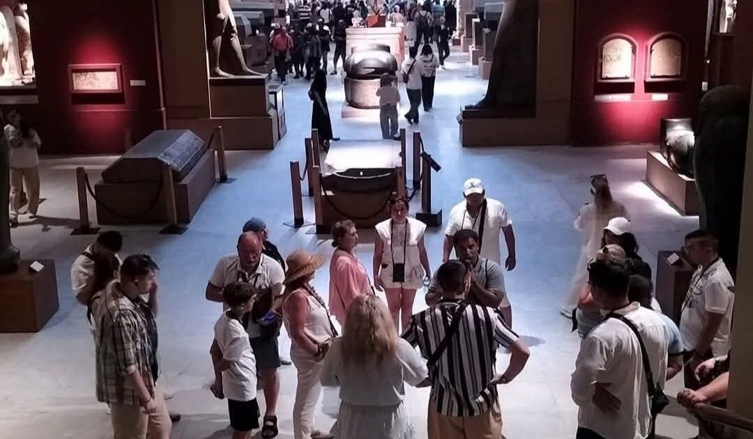 إقبال ضخم من وفود سياحية على المتحف المصرى بميدان التحرير