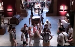 إقبال ضخم من وفود سياحية على المتحف المصرى بميدان التحرير