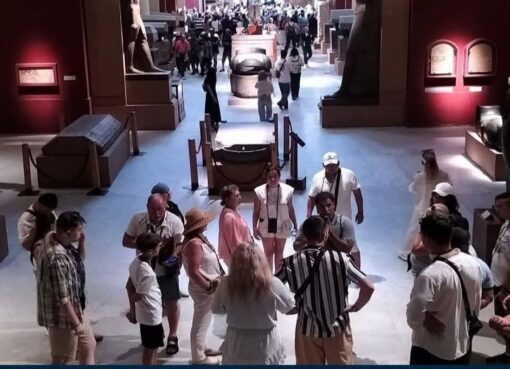 إقبال ضخم من وفود سياحية على المتحف المصرى بميدان التحرير