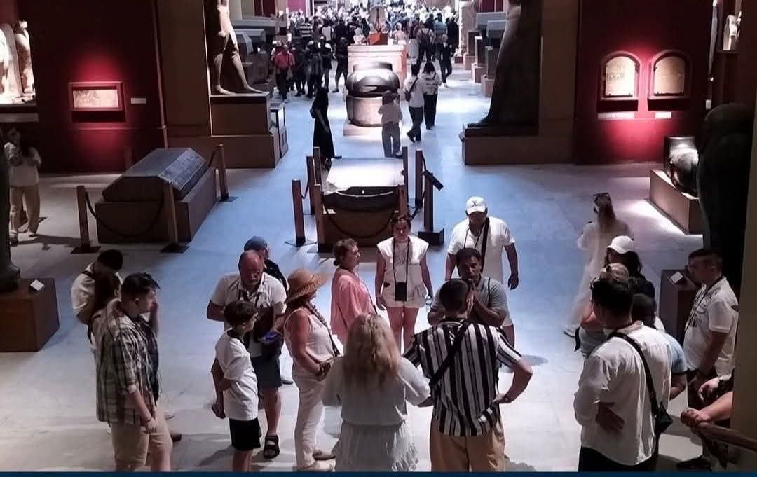 إقبال ضخم من وفود سياحية على المتحف المصرى بميدان التحرير