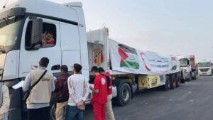 الهلال الأحمر المصري يدفع بـ 280 ألف سلة غذائي عبر قافلة «زاد العزة» الـ 68 إلى غزة