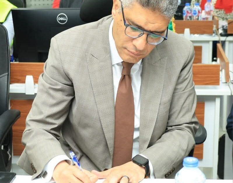 محافظ الجيزة يتابع انتظام فتح جميع اللجان الانتخابية في أول أيام انتخابات مجلس النواب