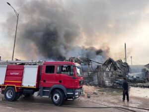 محافظ المنوفية يتفقد حريق مصنع كيماويات بالمنطقة السابعة بالسادات ويوجه بتقديم الدعم اللازم ورفع درجة الاستعداد بكافة الاجهزة الحيوية بالمحافظة